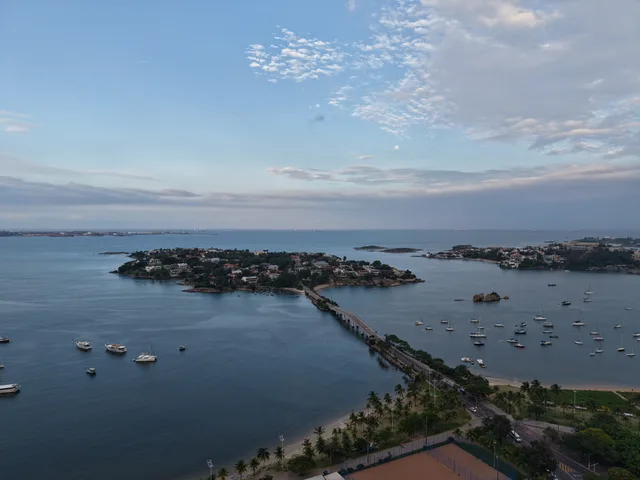 As ilhas do Boi e do Frade vistas de longe, sobre o mar calmo
