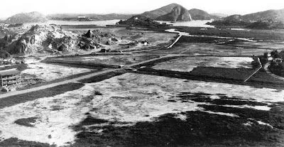 O aterro pronto e o desenho das quadras marcado no chão, antes das casas