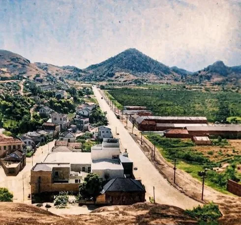 A Leitão da Silva colorizada, com o casario baixo e o morro ao fundo