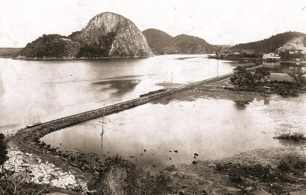 A estrada da beira-mar antes do aterro: uma faixa estreita de pedra atravessando a água