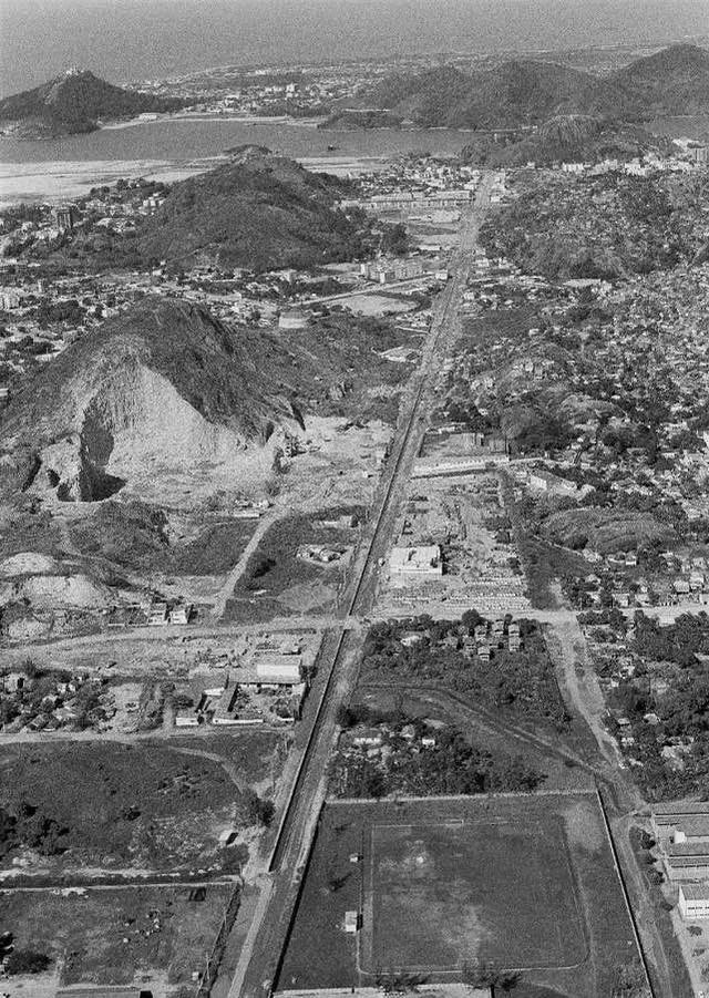 A Avenida Leitão da Silva nos anos 1970, cortando o que ainda era pedreira e campo