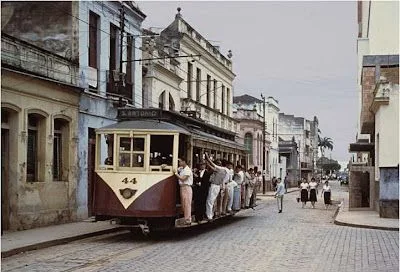 O bonde 44 numa rua do Centro, no fim dos anos 1950
