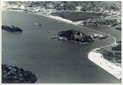 A baía antes dos aterros: as praias e as ilhas ainda soltas na água