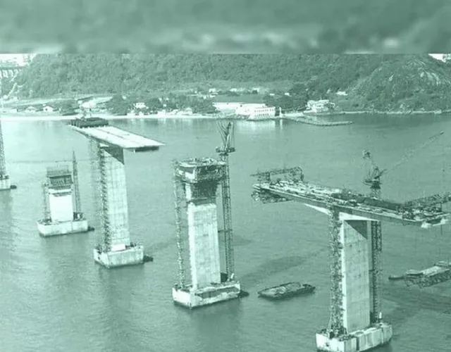 Os pilares da Terceira Ponte subindo da baía, em 1984