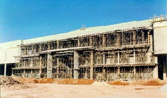 O Shopping Vitória em construção, 1992 — três anos antes de mudar o comércio da cidade