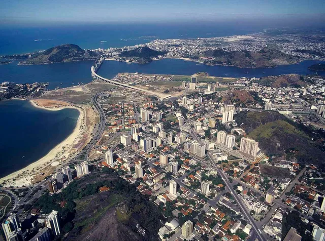 A Enseada e a Praia do Canto nos anos 1980, com a Terceira Ponte já de pé