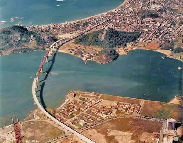 A ponte quase pronta, ligando a ilha a Vila Velha