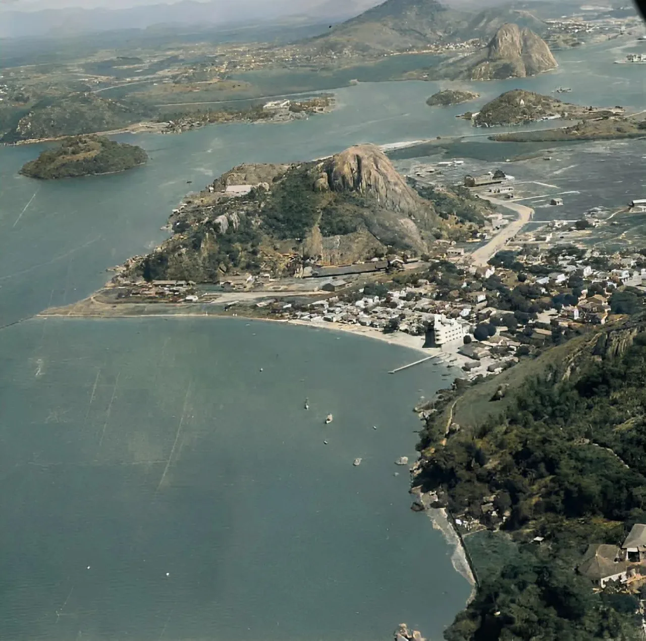 O Morro do Suá cercado de água, antes de o aterro emendá-lo na cidade