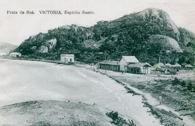 A Praia do Suá em 1920, com o morro ainda solto sobre a água