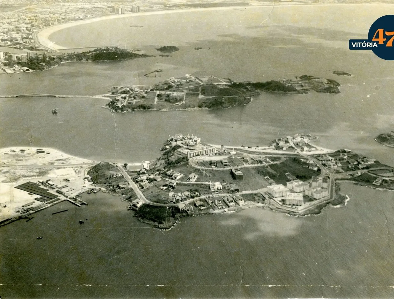 As ilhas do Boi e do Frade ainda cercadas de água, antes de o aterro ligá-las ao continente