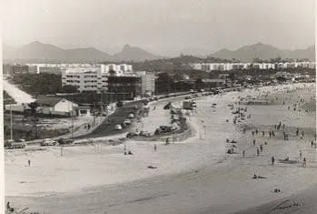 A praia de Camburi nos anos 1960, com os primeiros prédios de Jardim da Penha ao fundo