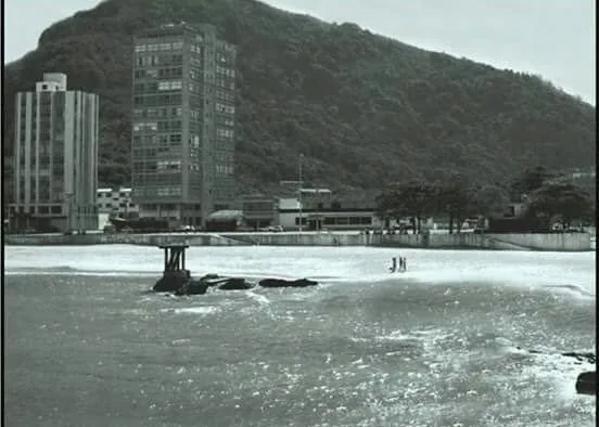 O trampolim da Praia da Costa em 1970, com os primeiros prédios atrás