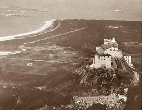 O Convento da Penha visto do alto, com a praia ainda quase vazia