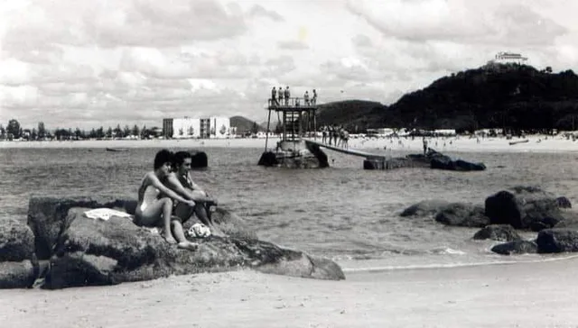 A Praia da Costa e o trampolim, quando o banho de mar era o programa do domingo