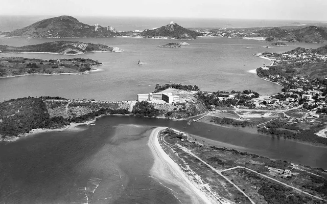 A ponta de Camburi nos anos 1960, antes da ocupação do norte da ilha