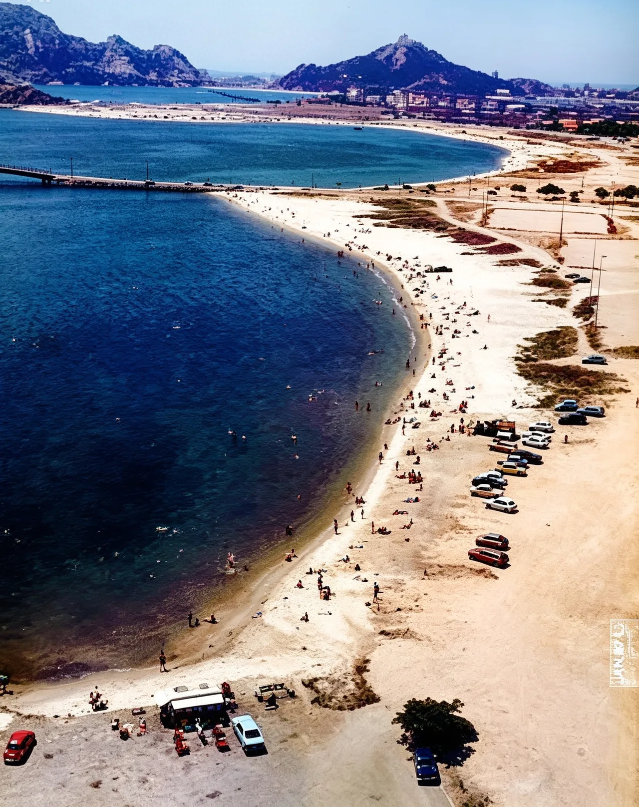 A orla entre 1980 e 1990, já com o aterro feito e os carros na areia