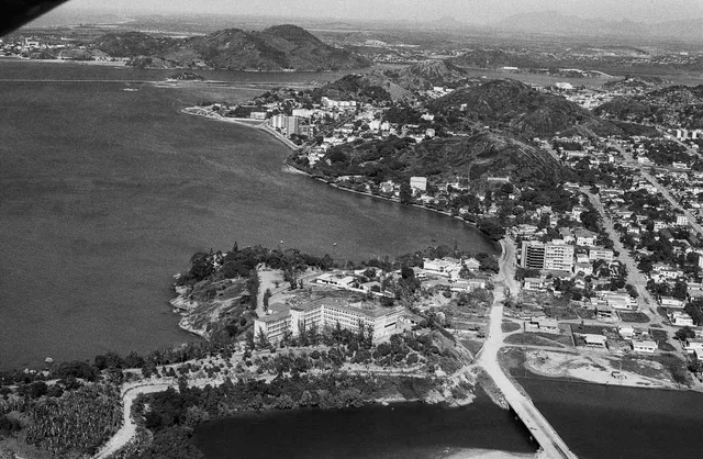 A Praia do Canto nos anos 1960: quatro ou cinco prédios e muito terreno vazio