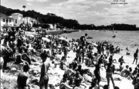 A praia cheia, quando a orla ainda era de areia e não de avenida