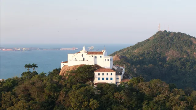 O Convento da Penha visto do alto, sobre o penhasco, em Vila Velha