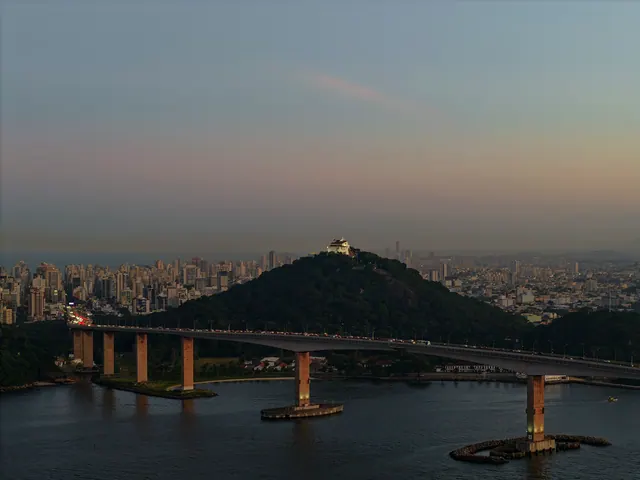 A ponte de dia com o morro do convento e a cidade em segundo plano